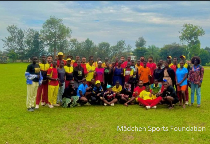 Mädchen Sports Foundation group standing together on a sports field